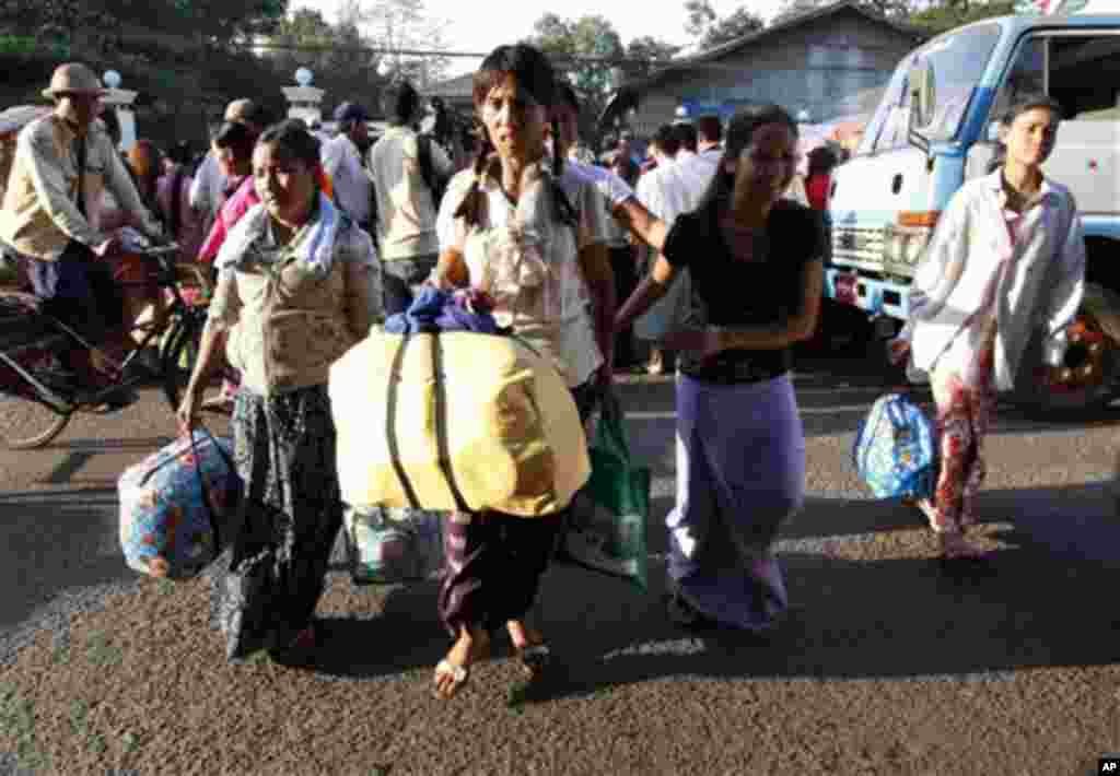 Tahanan Myanmar menyeberang jalan setelah dibebaskan dari penjara Insein (7/10) setelah menerima pengampunan dari Presiden Thein Sein, 3 Januari 2014, di Yangon. (AP/Khin Maung Win)