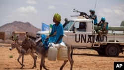 Pasukan perdamaian PBB (UNAMID) melakukan patroli di Khor Abeche, Darfur selatan, Sudan (foto: ilustrasi). 