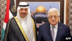 محمود عباس، رئیس‌ تشکیلات فلسطینی‌، سمت راست، و نایف بن بندر السدیری، سفیر عربستان سعودی، سمن چپ، در شهر رام‌الله