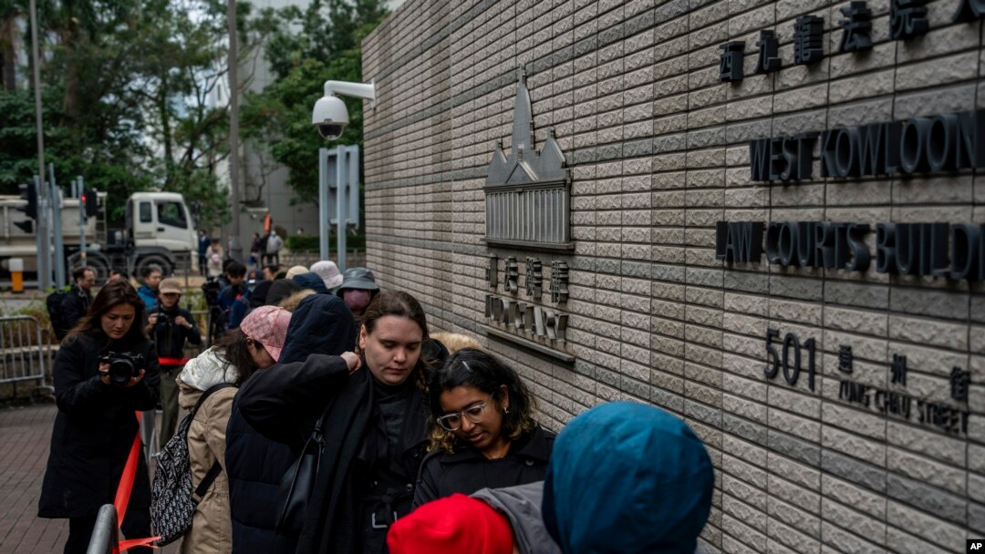 Masyarakat berbaris untuk masuk ke luar Pengadilan West Kowloon Magistrates, tempat persidangan penerbit aktivis Jimmy Lai dijadwalkan dibuka, di Hong Kong, Senin, 18 Desember 2023. (AP/Vernon Yuen)