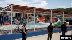 Autoridades exponen un parque infantil dentro de la cárcel de Tocorón, el 23 de septiembre de 2023. REUTERS/Leonardo Fernandez Vilori