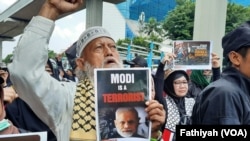 Sejumlah ormas Islam melakukan unjuk rasa di depan kantor Kedutaan India di Jakarta, Jumat (6/3). Mereka menuntut negara itu menghentikan diskriminasi dan pembunuhan terhadap kaum muslim. (Foto: VOA/Fathiyah)