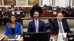 El hijo y coacusado del expresidente Donald Trump, Donald Trump Jr. (centro), y los abogados Alina Habba, y Clifford Robert asisten al juicio por fraude civil de la Organización Trump, el jueves 2 de noviembre de 2023, en la Corte Suprema de Nueva York.