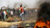 Obsèques à Gaza de Palestiniens dont un reporter tués à la frontière avec Israël