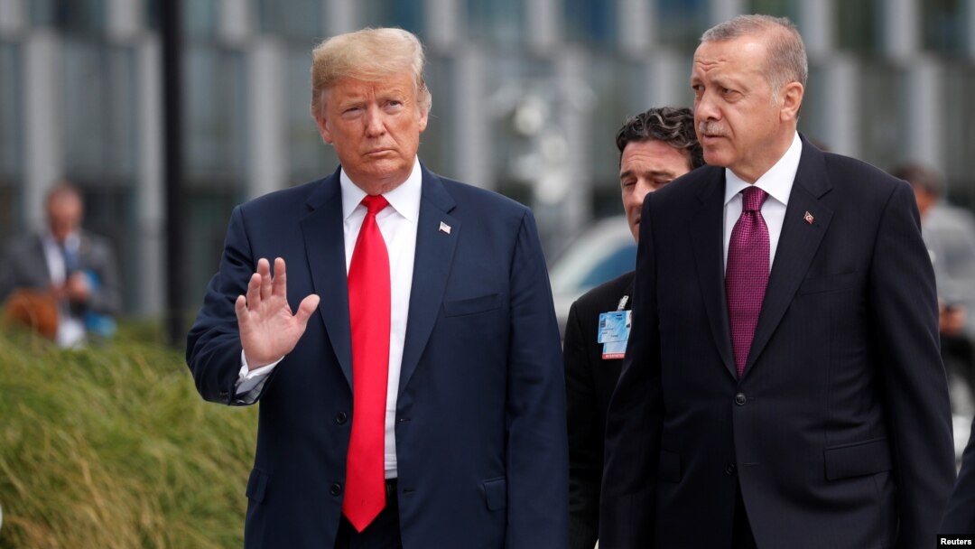 Presiden AS Donald Trump bersama Presiden Turki, Tayyip Erdogan berjalan bersama untuk menghadiri pembukaan KTT NATO di Brussels, Belgia, 11 Juli 2018. 