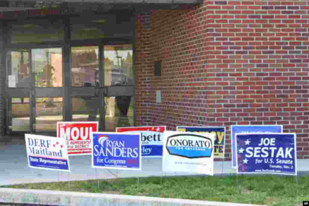 投票站前插满竞选广告牌