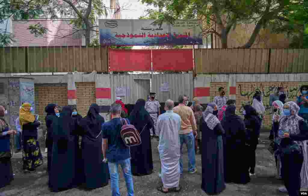 Schools in Egypt re-opens for high school seniors to take their final exams. In Cairo, parents often wait outside schools while their children sit important tests, June 21, 2020. (Hamada Elrasam/VOA)