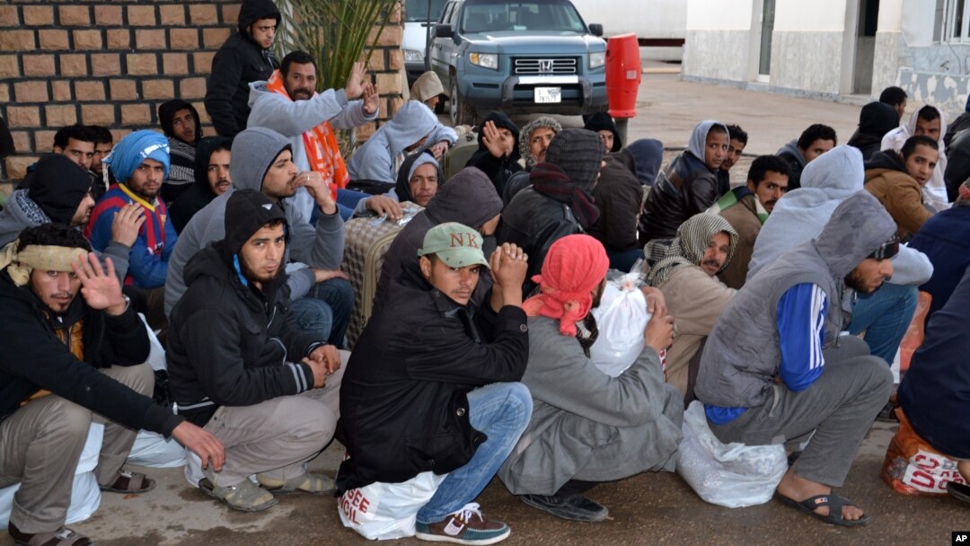 Egyptian workers wait after having crossing the Tunisian border at the Ras Jdir border crossing between Libya and Tunisia, Feb. 20, 2015. 