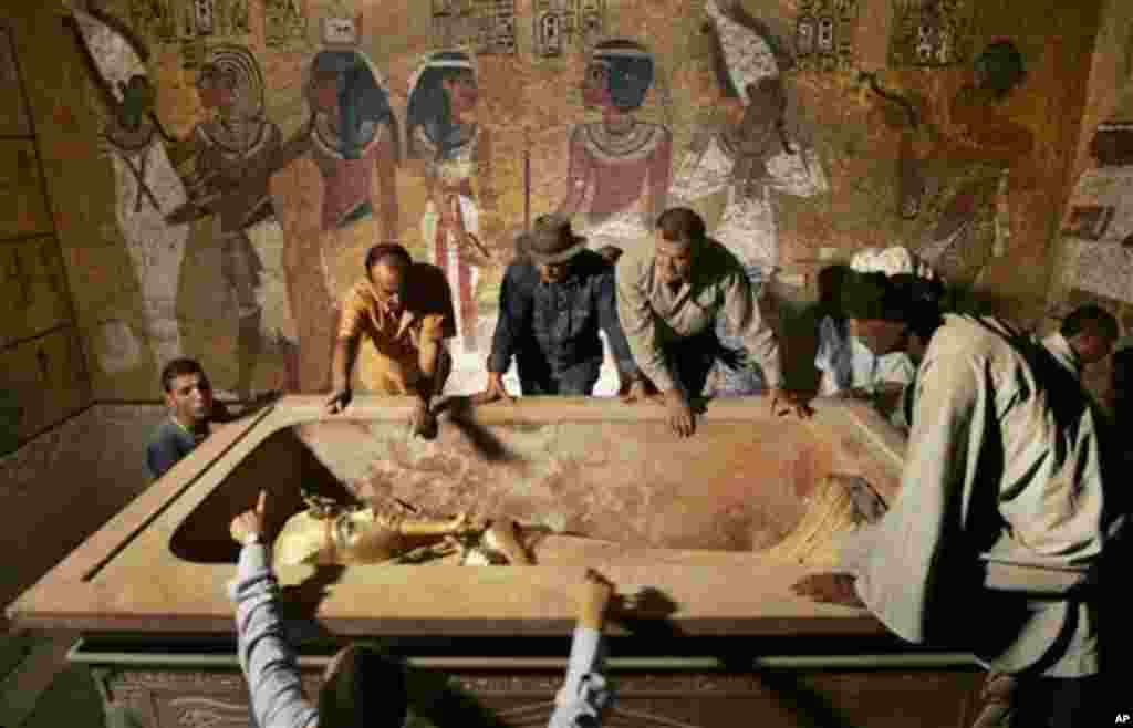 FILE - In this Sunday, Nov. 4, 2007 file photo, Egypt's antiquities chief Dr. Zahi Hawass, center, supervises the removal of King Tut from his stone sarcophagus in his underground tomb in the famed Valley of the Kings in Luxor, Egypt. Egypt and the Califo