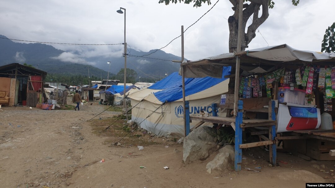 Seorang warga yang berjalan di kejauhan diantara bangunan sederhana dan tenda-tenda darurat di Balaroa, Kota Palu, Sulawesi Tengah, 20 September 2019. (Foto: Yoanes Litha)