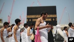 Jemaah haji mengelilingi Kabah di kompleks Masjidil Haram di Mekkah, Arab Saudi (22/9). (AP/Mosa'ab Elshamy)