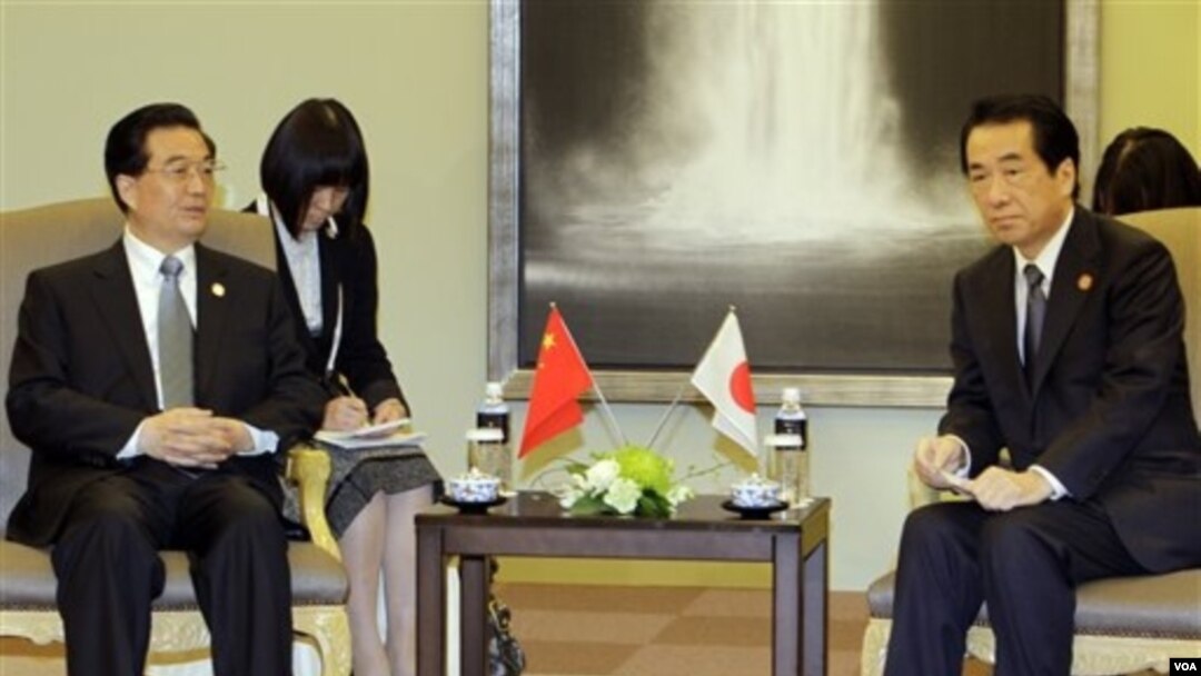 PM Jepang Naoto Kan (kanan) bertemu Presiden Tiongkok Hu Jintao di sela-sela KTT APEC di Yokohama, Sabtu 13 November 2010.