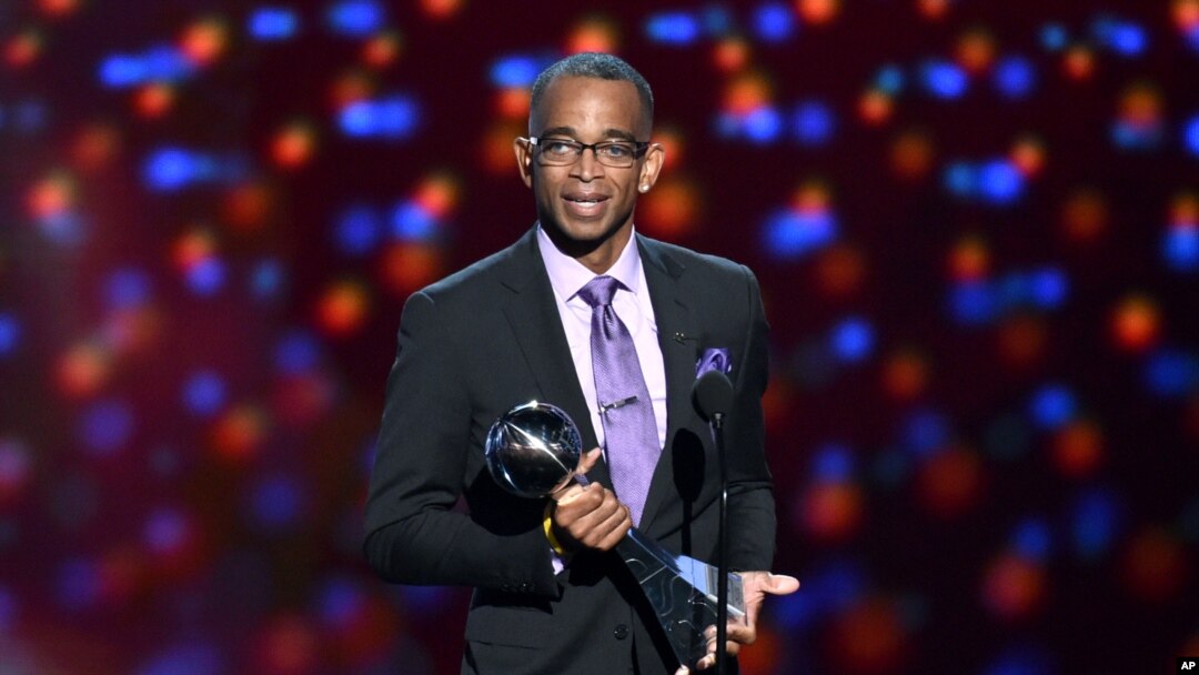 Stuart Scott recibe el premio Jimmy V a la perseverancia, durante la entrega de los galardones ESPY, en Los Ángeles, en julio de 2014.