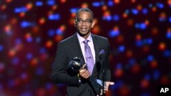 Stuart Scott recibe el premio Jimmy V a la perseverancia, durante la entrega de los galardones ESPY, en Los Ángeles, en julio de 2014.