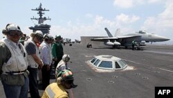 Tổng thống Philippines Aquino và phái đoàn thăm hàng không mẫu hạm Mỹ Carl Vinson