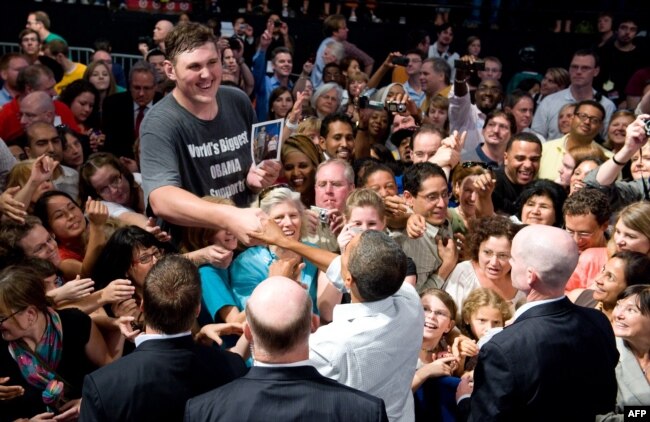 Presiden AS Barack Obama berjabat tangan dengan Igor Vovkovinskiy, 27, dari Rochester, Minnesota. (Foto: AFP)
