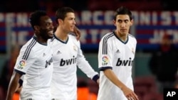 Cristiano Ronaldo, Michael Essien et Angel Di Maria lors d'un match entre le FC Barcelona et Real Madrid à Barcelona, le 26 février 2013.