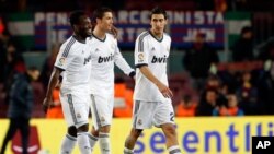 Pesepak bola Real Madrid Cristiano Ronaldo, tengah, usai pertandingan berjalan bersama Michael Essien, kiri, dan Angel Di Maria, kanan (foto: Dok).