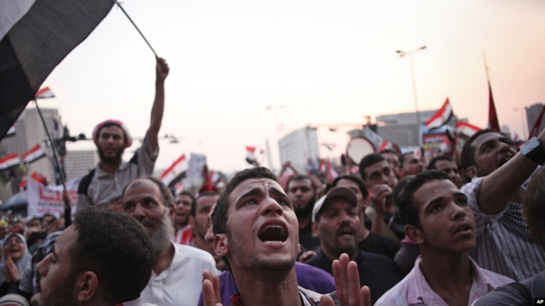 Puluhan ribu pendukung Ikhwanul Muslimin memenuhi lapangan Tahrir memberikan dukungan kepada kandidat Presiden Mohammad Morsi (23/6).