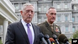 Le ministre américain à la Défense, Jim Mattis, à gauche, fait une déclaration aux côtés du général Joseph Dunford à la Maison Blanche, Washington, 27 septembre 2017.