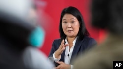 ARCHIVO - La candidata presidencial Keiko Fujimori habla en una conferencia de prensa en Lima, Perú, el 12 de junio de 2021. Un juez prohibió a Keiko Fujimori salir de Perú este 31 de mayo de 2024, debido a una investigación en curso por lavado de dinero.