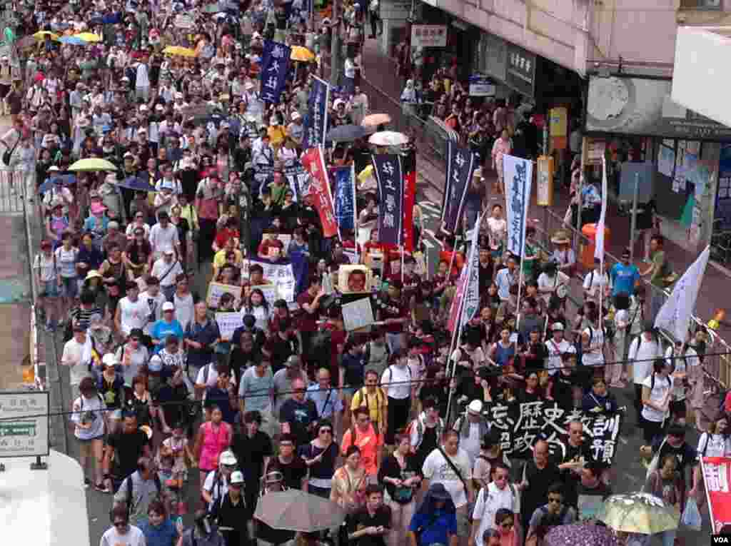 数万港人参加七一大游行誓言守护香港（美国之音海彦拍摄）