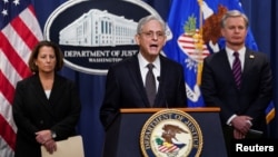 Bộ trưởng Tư pháp Mỹ Merrick Garland (giữa) loan báo truy tố ba thành viên của một tổ chức tội phạm Đông Âu có quan hệ với chính phủ Iran về âm mưu ám sát một nhà báo và nhà hoạt động là công dân Mỹ, trong một cuộc họp báo tại Bộ Tư pháp ở Washington, ngày 27 tháng 1 năm 2023.