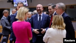 Predsednik Evropskog saveta Šarl Mišel sa premijerima Belgije, Češke i Irske na neformalnom samitu lidera EU u Briselu, 17. juna 2024. (Foto: Reuters /Johanna Geron)