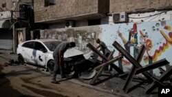 পশ্চিম তীরের জেনিন শরণার্থী শিবিরে ইসরাইলি সামরিক অভিযানের পর ফিলিস্তিনিরা ক্ষয়ক্ষতি পরিদর্শন করছে। ( ২০ সেপ্টেম্বর, ২০২৩)