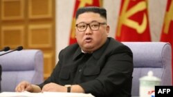 Gambar tak bertanggal yang dirilis oleh Kantor Berita Pusat Korea Utara (KCNA) 12 Februari 2021 ini menampilkan Pemimpin Korea Utara Kim Jong-un pada hari ketiga pertemuan pleno ke-2 Komite Sentral ke-8 Partai Pekerja Korea (WPK) di Korea Utara. (Foto oleh - / KCNA VIA KNS/AFP)