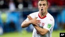 Xherdan Shaqiri tras anotar el segundo gol de Suiza en la victoria 2-1 ante Serbia en el partido por el Grupo E del Mundial en Kaliningrad, Rusia, el viernes 22 de junio de 2018. (Laurent Gillieron/Keystone via AP)