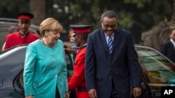 La chancelière allemande Angela Merkel, à gauche, est accueillie par le Premier ministre Hailemariam Desalegn, à Addis Ababa, le 11 octobre 2016. 