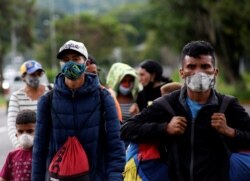 Migrantes venezolanos cruzan la frontera entreVenezuela y Colombia, en San Cristóbal, el 12 de octubre de 2020.