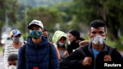 Migrantes venezolanos caminan hacia la frontera con Colombia durante la pandemia. La mayoría cruza a Venezuela por puntos ilegales, por lo que no se aplican las medidas de prevención contra el coronavirus.