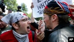 Učesnik protestnog skupa raspravlja se sa pristalicom predsednika Donalda Trampa 19. avgusta 2017. u Bostonu (Foto: AP)