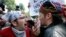Učesnik protestnog skupa raspravlja se sa pristalicom predsednika Donalda Trampa 19. avgusta 2017. u Bostonu (Foto: AP)