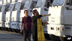 Pop ruske pravoslavne crkve osveštava konvoj humaniratne pomoći u Alabinu, u blizini Moskve, 12. avgust 2014.