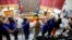 Chilenos reaccionan durante una sesión del Senado para aprobar un proyecto de ley de matrimonio entre personas del mismo sexo en Valparaíso, Chile, el 7 de diciembre de 2021.