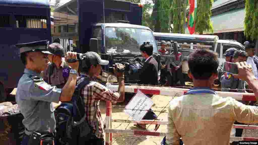 ဖမ်းဆီးခံဆန္ဒပြကျောင်းသားတွေကို လက်ပံတန်းတရားရုံးထုတ်စဉ် (ဓာတ်ပုံ - ရှေ့နေကြီးဦးရောဘတ်စန်းအောင်ရဲ့ Facebook စာမျက်နှာ)