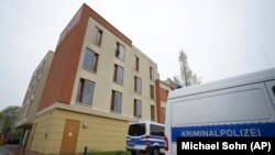 Mobil-mobil polisi terparkir di belakang 'Thusnelda von Saldern Haus' di Klinik Oberlin di Potsdam dekat Berlin, Jerman, Kamis, 29 April 2021. Polisi mengatakan seorang perempuan ditahan setelah empat orang ditemukan tewas di klinik itu. (Foto: Michael So