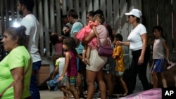 Personas desplazadas por la violencia, llegan a un estadio de fútbol en Cúcuta, Colombia, en busca de refugio, el domingo 19 de enero de 2025. AP