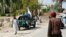 Anggota Taliban sedang melakukan pemeriksaan di dekat lokasi ledakan di Jalalabad, Afghanistan, pada 18 September 2021. (Foto: AP)