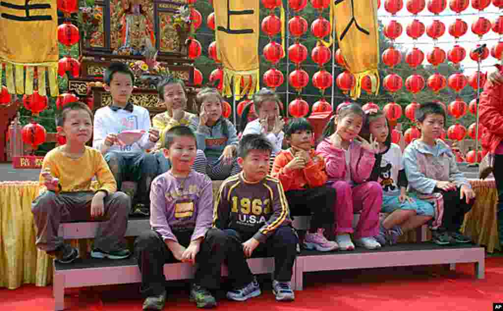 儿童们在天后像前留影