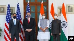 마크 에스퍼 미국 국방장관(왼쪽부터)과 마크 폼페오 국무장관, 수부라마냠 자이샨카르 인도 외교 장관과 라즈나트 싱 국방장관이 27일 뉴델리에서 회담했다.