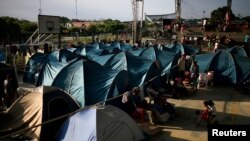 Migrantes venezolanos son vistos en un coliseo donde se instaló un campamento temporal, luego de huir de su país debido a operaciones militares, según la agencia colombiana de migración, en Arauquita, Colombia, 27 de marzo de 2021.