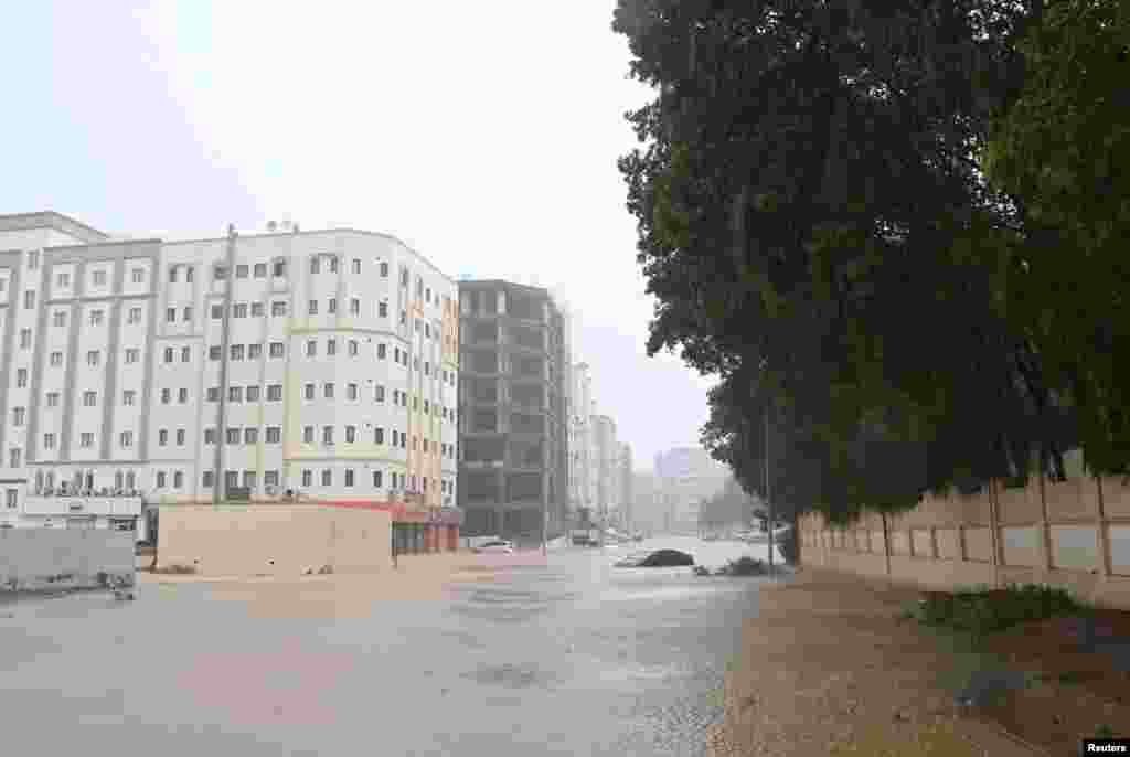 magari yaliyoachwa barabarani kutokana na mafuriko mjini Muscat kufuatia kimbunga Shaheen