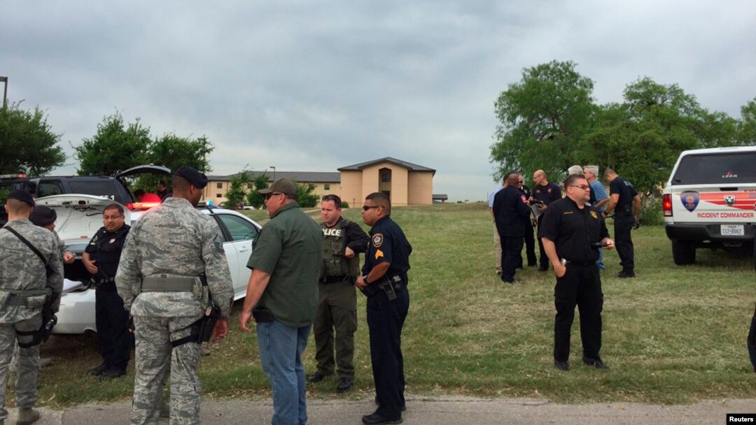 Aparat penegak hukum memeriksa lokasi pangkalan udara di San Antonio, meski diyakini penembak melakukan bunuh diri setelah membunuh seorang lainnya, Jumat (8/4).