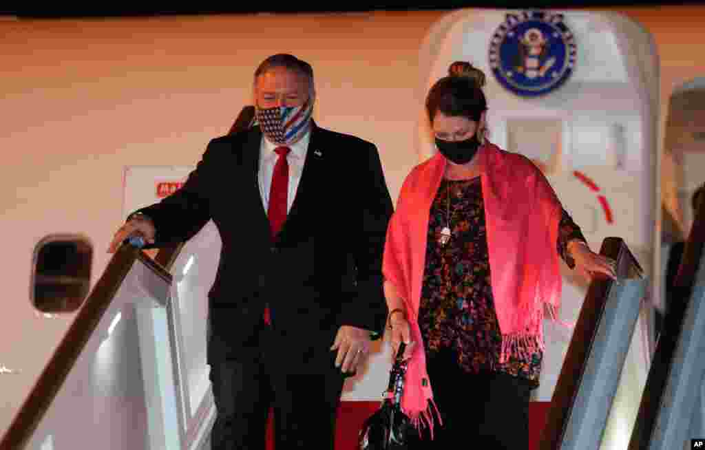 마이크 폼페오 미국 국무장관과 부인 수전 폼페오 여사가 남아시아 순방 두번째 방문국인 스리랑카 콜롬보에 도착했다. 