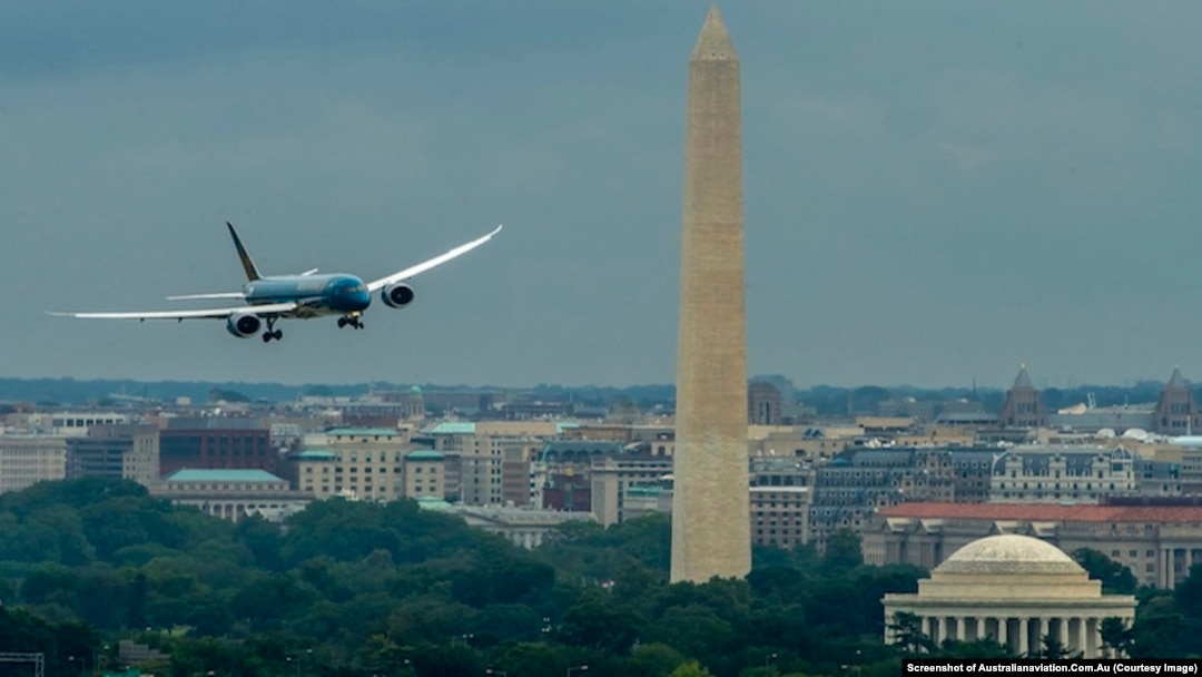 Máy bay Boeing 787-9 đầu tiên của Vietnam Airlines bay ngang qua tượng đài Washington ở thủ đô Mỹ hồi tháng 7/2015. Hãng hàng không quốc gia Việt Nam vừa có được giấy phép để bay thẳng tới Mỹ. (Screenshot of Australianaviation.Com.Au)