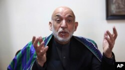 Mantan presiden Afghanistan Hamid Karzai dalam wawancara dengan Associated Press di Kabul, Afghanistan (17/4).